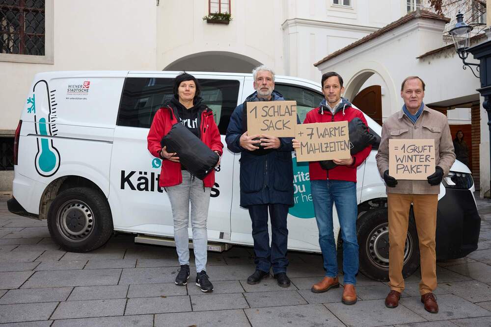 Caritas - PK Gruft Winterpaket / Johannes Hloch Dirk Stermann (2.v.l.) wirbt für Gruft-Winterpaket der Caritas
