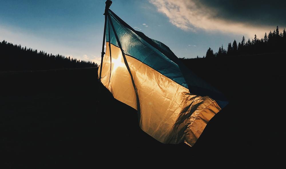 Ukrainische Flagge / Photo by Max Kukurudziak on Unsplash Ukrainische Flagge