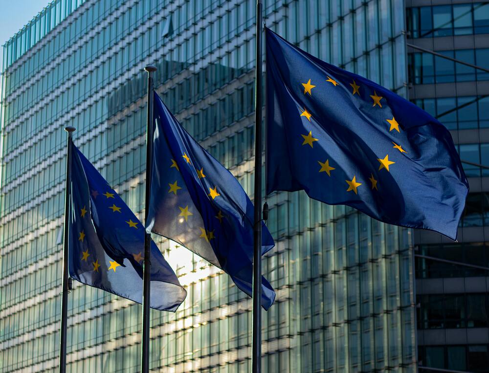 Europafahnen / Marco via pexels.com / CC0 Steirischer Pfingstdialog: Plädoyer für wiedererstarkte Mitte Europas