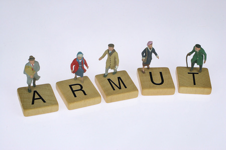 Altersarmut [ (c) www.BilderBox.com, Erwin Wodicka, Siedlerzeile 3, A-4062 Thening, Tel. + 43 676 5103678.Verwendung nur gegen HONORAR, BELEG,URHEBERVERMERK und den AGBs auf bilderbox.com](in an im auf aus als and beim mit einer einem eines * & der d