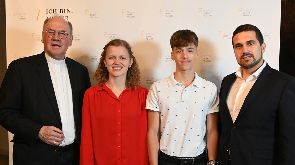 BILD zu OTS - v.l.n.r. Bischof Alois Schwarz, Franziska Desch, Felix Bender (beide Praktikanten in der Kommunikationsabteilung und zust?ndig f?r Veranstaltungsmanagement), Thomas Fischbacher (Leiter der Kommunikationsabteilung).