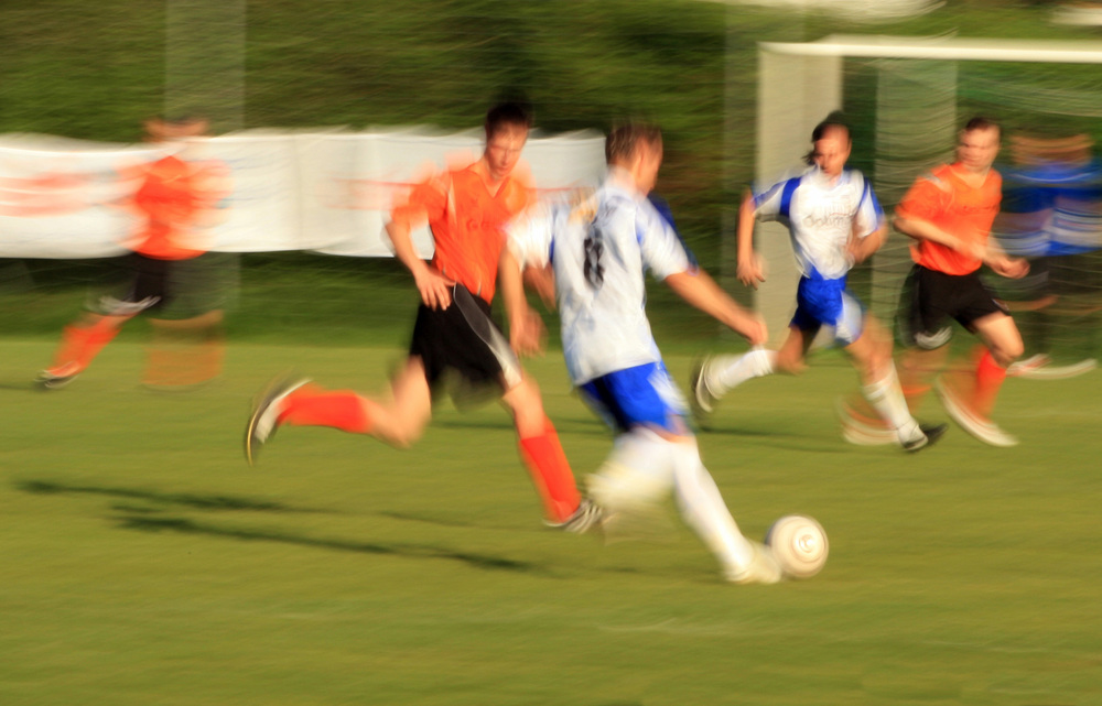 Fussballspiel [ (c) www.BilderBox.com, Erwin Wodicka, Siedlerzeile 3, A-4062 Thening, Tel. + 43 676 5103678.Verwendung nur gegen HONORAR, BELEG, URHEBERVERMERK nach AGBs auf bilderbox.com], aktiv, aktive, aktiven, aktiver, aktives, Ausdauer, Ausgleic