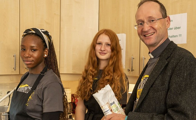 Weihbischof Stephan Turnovszky besucht '72 Stunden ohne Kompromiss'-Projekt 'Kochtöpfe der Welt'