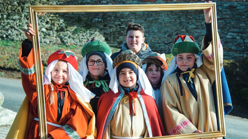 Als Sternsinger verkleidete Kinder / Dreikönigsaktion