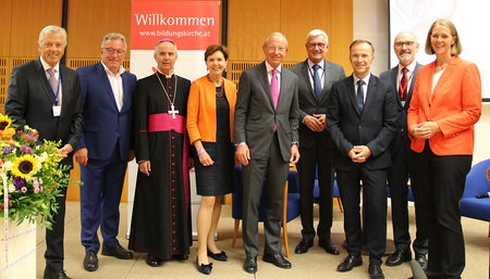 v. l.: Andreas Seidl (Vorsitzender des Vereins KBW Salzburg), Landeshauptmann-Stellvertreter Heinrich Schellhorn, Weihbischof Hansjörg Hofer, Landtagspräsidentin Brigitta Pallauf, Landeshauptmann Wilfried Haslauer, Bürgermeister Harald Preuner, Bürge