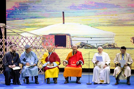 Papst Franziskus spricht am 3. September 2023 bei einer ökumenischen und interreligiösen Begegnung im Hun-Theater in Ulan Bator (Mongolei).