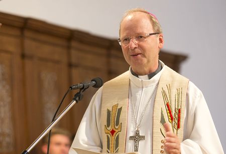 Bregenz am 1.9.2015 Bischof Benno Elbs spendet den Abendsegen fuer Fluechtlinge