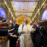Papst Franziskus begüßt die Gläubigen in der Sankt Franziskus-Kirche in Quito am 7. Juli 2015.
