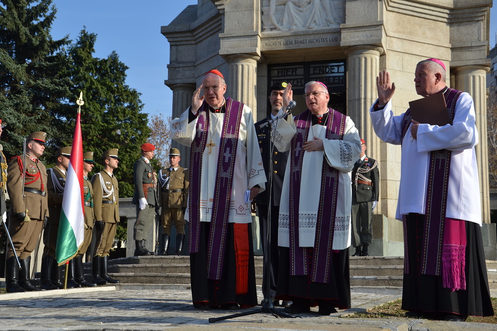 Kardinal Schönborn, Militärbischof Freistetter und Erzbischof Hocevar am Friedhof Novo Groblje in Belgrad