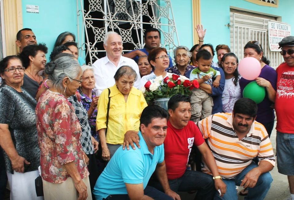 Missionar Josef Heissenberger (1937-2021), letzte Reihe mit weißem Hemd