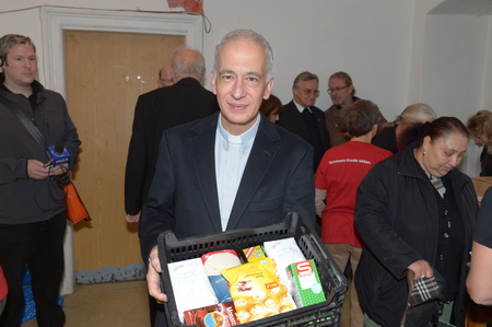 Lebensmittel-Spende; Michael Landau, Caritas; LeO