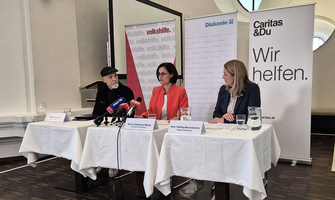 Spitzen von Volkshilfe, Diakonie und Caritas üben am 23. September 2026 bei einer Pressekonferenz Kritik an Plänen der Regierung zur Sozialhilfe. v.l.: Erich Fenninger (Volkshilfe), Maria Katharina Moser (Diakonie), Nora Tödtling-Musenbichler (Carita