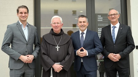 Bürgermeister Michael Riedhart, Erzbischof Franz Lackner, Tagungshausdirektor Herwig Ortner, Landeshauptmann Anton Mattle (v.l.)