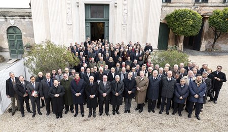BILD zu OTS - Botschafterinnen und Botschafter aus ?ber 100 L?ndern nahmen an der Konferenz des Diplomatischen Corps des Malteserordens in der Magistralvilla in Rom teil.
