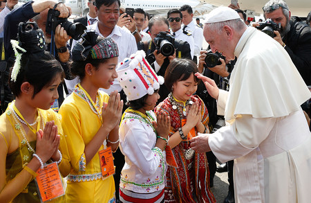 Papst Franziskus begrüßt Kinder bei seiner Ankunft am 27. November 2017 in Rangun (Yangon).