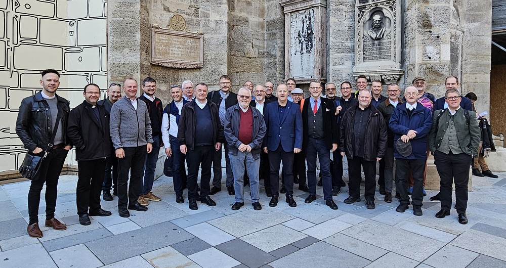 Priester vor dem Stephansdom