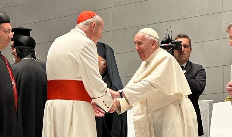 Kardinal Schönborn mit Papst Franziskus in Bahrain / Manuel Baghdi