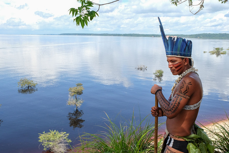 Ein Indigener steht am Ufer während der Zeremonie mit der Olympiafackel im Dorf der Dessana-Indigenen am Rio Negro in Amazonien am 20. Juni 2016.