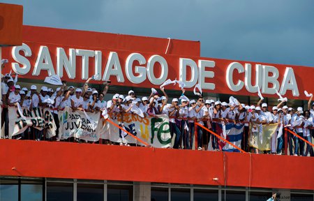 Jubelnde während der Ankunft von Papst Franziskus auf dem internationalen Flughafen in Santiago de Cuba am 21. September 2015. Papst Franziskus reist vom 19. bis zum 28. September 2015 nach Kuba und in die USA.