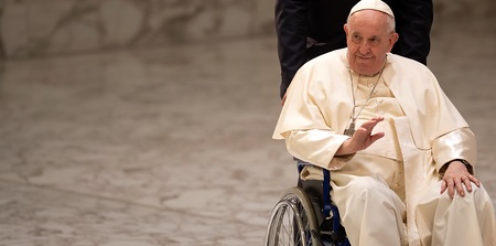 Papst Franziskus im Rollstuhl