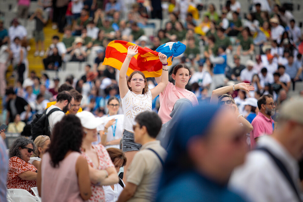 Gläubige bei Gebetsvigil mit Papst Leo im Olympiastadion in Barcelona / Kike Rincón/Europa Press Gläubige bei Gebetsvigil mit Papst Leo im Olympiastadion in Barcelona
