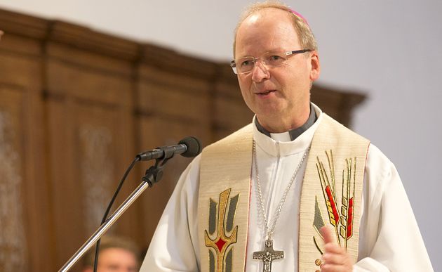 Bregenz am 1.9.2015 Bischof Benno Elbs spendet den Abendsegen fuer Fluechtlinge