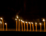 Flammen von Kerzen werden durch Wind zur Seite gedrückt