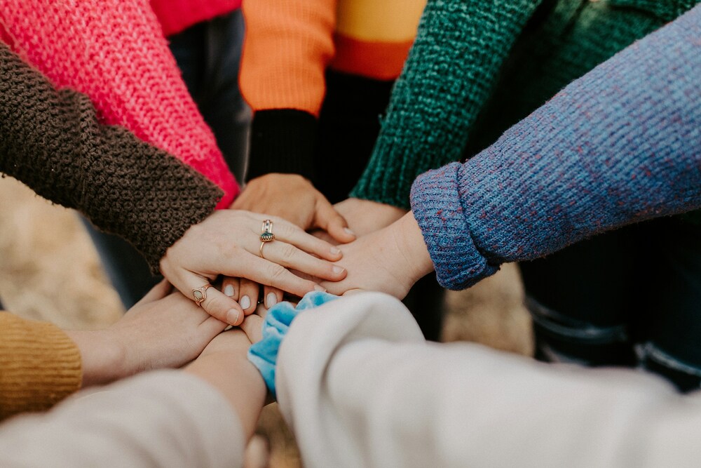 Hände - Symbol für Gemeinschaft / Foto von Hannah Busing auf Unsplash Hände - Symbol für Gemeinschaft
