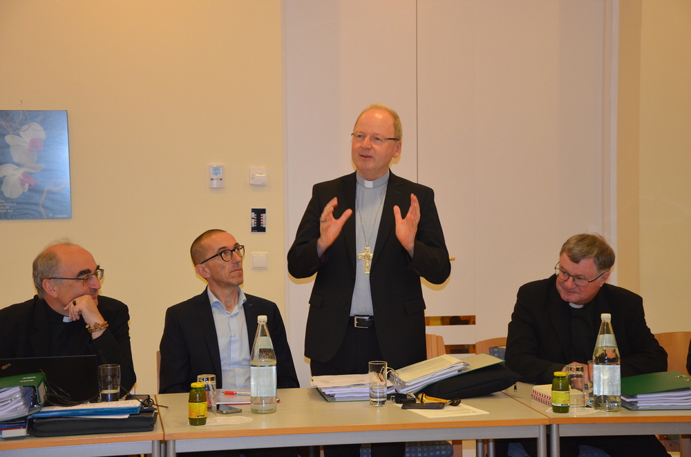 Caritas-Bischof Benno Elbs, Bischofskonferenz und Caritas-Direktoren in Gespräch