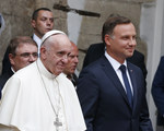 Papst Franziskus wird bei seiner Ankunft in Krakau zum Weltjugendtag am 27. Juli 2016 im Hof des Königsschlosses auf dem Wawel vom polnischen Präsidenten Andrzej Duda und seiner Gattin Agata Kornhauser-Duda empfangen.
