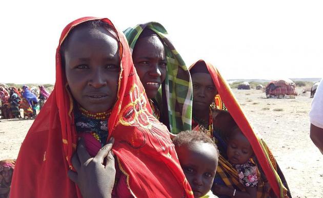 Frauen in Kenia warten in Caritas-Projekt auf Lebensmittelration / Caritas Österreich