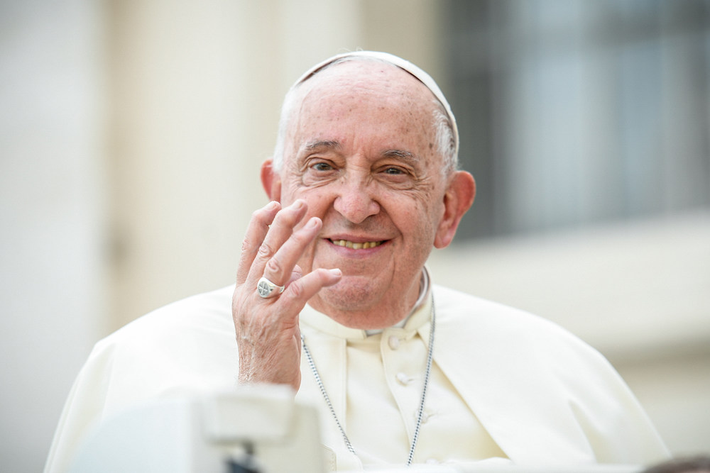 Papst Franziskus lächelt bei der Generalaudienz am 9. Oktober 2024 auf dem Petersplatz im Vatikan.