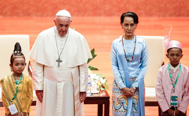 Papst Franziskus steht in der Internationalen Kongresshalle in Naypyidaw mit der myanmarischen Staatsrätin und Außenministerin Aung San Suu Kyi und Kindern am 28. November 2017.