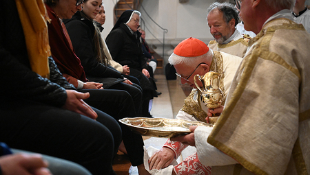 Salzburg: Erzbischof wäscht Pflegekräften die Füße