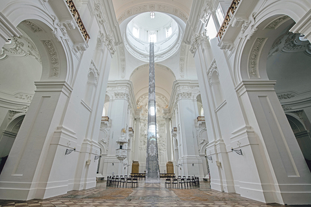 Salzburg: Installation 'Lumen Christi - Licht Blick' in Kirche