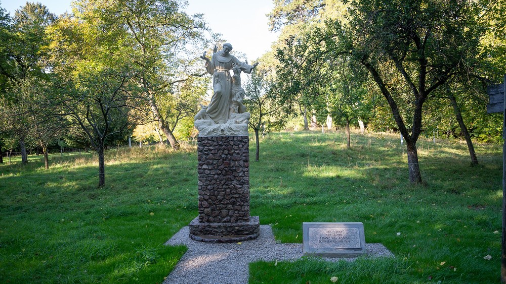 Wiederaufstellung Franz von Assisi-Statue Lainzer Tiergarten