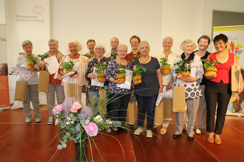 'Omadienst' feiert 25-jähriges Bestehen: Langjährige Leihomas geehrt / Katholischer Familienverband OÖ Katholischer Familienverband fordert 'Sportler-Privileg' für Leihomas