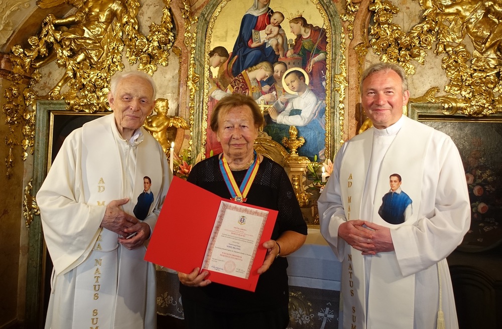          Verleihung an Nora Brandl am 23. Juni 2021 für ihr über 20 Jahre währendes Engagement für die Stanislauskapelle - v.l.: Pater Michael Zacherl, Nora Brandl, Prälat Andrzej Maciejewski                           