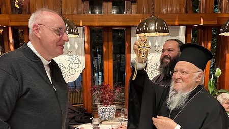 Bischof Zsifkovics erhält Kreuz von Bartholomaios