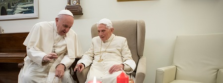 Papst Franziskus und der emeritierte Papst Benedikt XVI. (r.) am 21. Dezember 2018 im Vatikan.