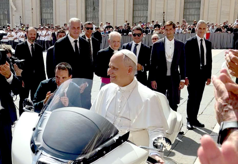 Papst Leo XIV. auf Harley der 'Jesus biker'