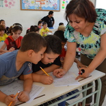 Lehrerin Manal Majed Hejazeen beim Englischunterricht mit ihren Schützlingen,Caritas-Sommerschule in Zarqa