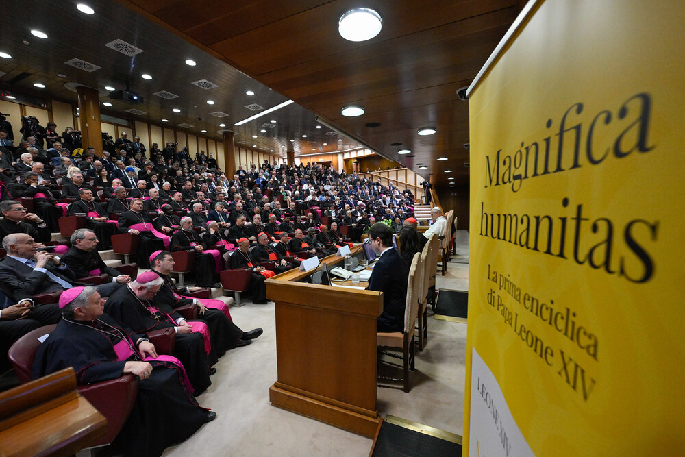 Vorstellung der Enzyklika von Papst Leo XIV. / Copyright 2026, PubliKath GmbH, www.kna.de, All Rights Reserved, Vatican Media Präsentation der Enzyklika 'Magnifica humanitas - über die Bewahrung des Menschen im Zeitalter der Künstlichen Intelligenz' von Papst Leo XIV. am 25. Mai 2026 in der Synodenaula im Vatikan.