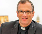 In Interviews mit der 'Krone' und der 'Tiroler Tageszeitung' rät der Innsbrucker Diözesanadministrator zu mehr Gelassenheit in der Frage der Bischofsnachfolge