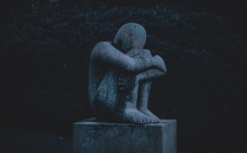 Statue in depressiver Haltung / Photo by K. Mitch Hodge on Unsplash Welttag der Suizidprävention