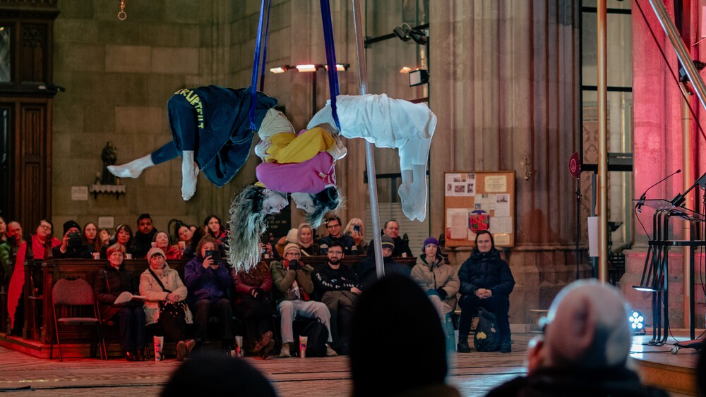 Queerer Kreuzweg 'Fluchtweg' in der Wiener Votivkirche
