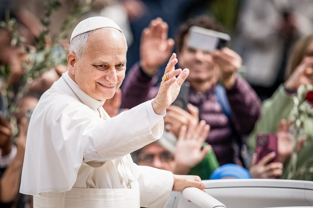 Papst Leo XIV. / Copyright 2026, PubliKath GmbH, www.kna.de, All Rights Reserved, Cristian Gennari Papst Leo XIV. winkt aus dem Papamobil an Palmsonntag, dem 29. März 2026, auf dem Petersplatz im Vatikan.