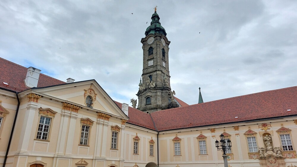 Stift Zwettl / Kathpress / Gutenbrunner Abteihof und Turm der Stiftskirche in Stift Zwettl