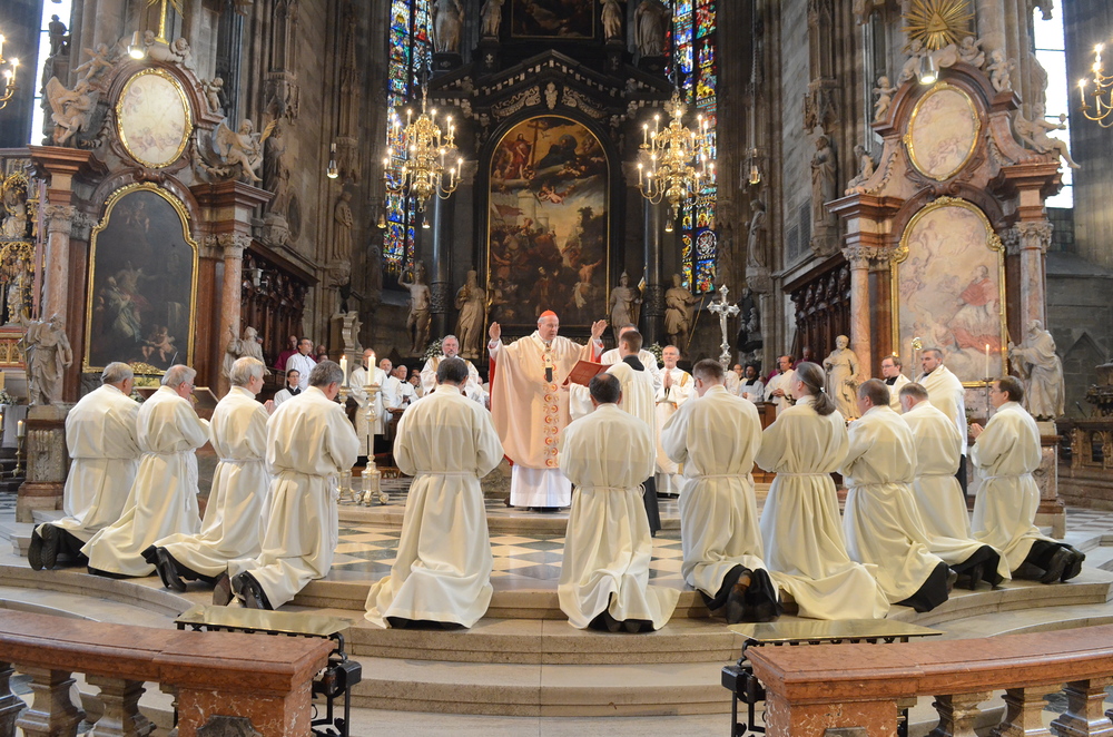 Weihegebet, Kardinal Christoph Sch?nborn, Diakonenweihe: Josef B?hm, Karl Chadim, Alois Doppler, Kurt Fellner, Peter Morawetz, Alfred Ofner, Karl Radner, Ralph Schimpl, Heinz Stadlbacher, Peter Stroissnig, Heinrich Treer