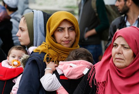 Flüchtlinge am 19. Oktober 2015 im Transitlager nahe dem griechischen Idomeni an der mazedonischen Grenze. Bild: Frauen mit Kindern.